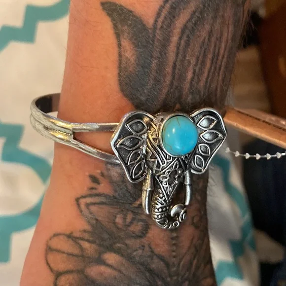 Silver and terquoise stone elephant bracelet , super cute, new - Picture 2 of 3